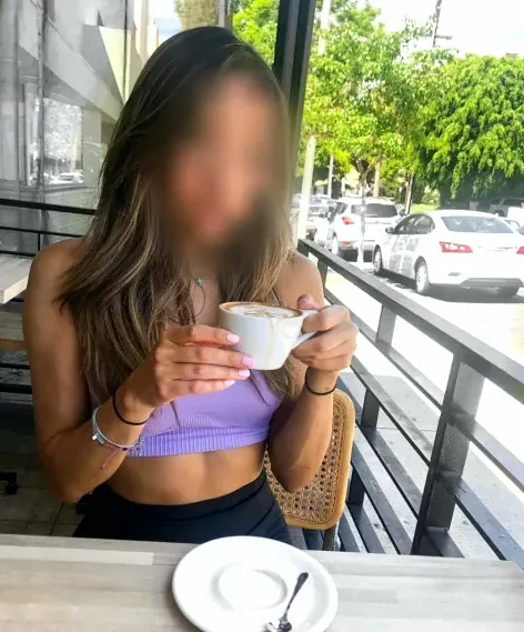 Amara, 32