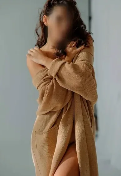 Ewa, 35