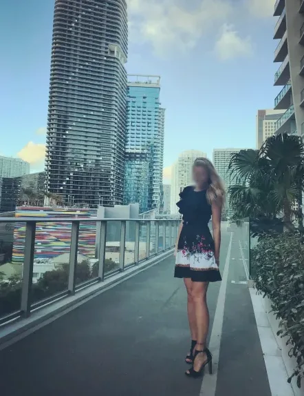 Lara, 35