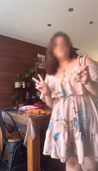 Mia, 23