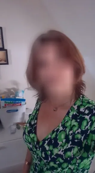Mia, 33